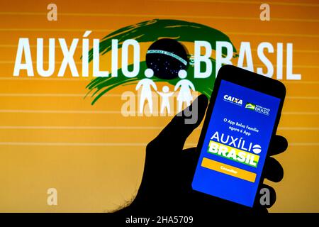 Barcelone, Catalogne, Espagne.9th décembre 2021.Sur cette photo, une application Auxilio Brasil vue est affichée sur un smartphone avec un logo Auxilio Brasil en arrière-plan.(Image de crédit : © Thiago Prudencio/DAX via ZUMA Press Wire) Banque D'Images