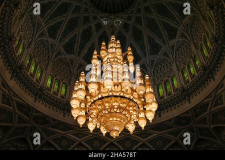 Le grand lustre de la mosquée de Muscat mesure 15 m de haut, 8 m de large et pèse 8 tonnes Banque D'Images