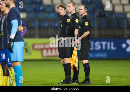 TILBURG, PAYS-BAS - JANVIER 10: L'arbitre Martin van den Kerkhof, l'arbitre adjoint Rob van de Ven et l'arbitre assistant Patrick Inia lors du match hollandais entre Willem II et SC Cambuur au Koning Willem II Stadion le 10 janvier 2021 à Tilburg, pays-Bas (photo de Geert van Erven/Orange Pictures) Banque D'Images