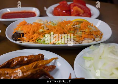 Piyaz ou salade de haricots.Piyaz avec d'autres hors-d'œuvre sur la table dans un restaurant de cuisine turque.Plats traditionnels turcs. Banque D'Images