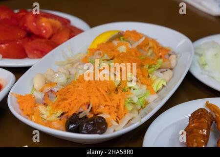 Piyaz ou salade de haricots.Piyaz avec d'autres hors-d'œuvre sur la table dans un restaurant de cuisine turque.Plats traditionnels turcs. Banque D'Images