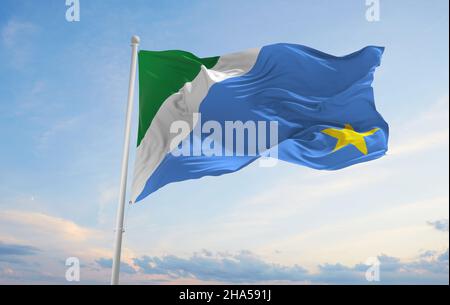 Drapeau de Mato Grosso do Sul , Brésil à ciel nuageux sur fond de coucher de soleil, vue panoramique.Voyage brésilien et patriote concept. Espace de copie pour large bann Banque D'Images