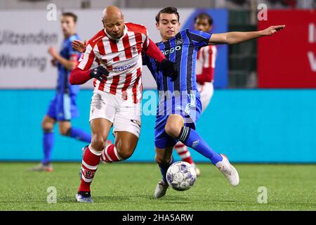 OSS, PAYS-BAS - DÉCEMBRE 10 : Kay Tejan de TOP OSS, Enric Llansana d'Ajax U23 pendant le match néerlandais Keuken Kampioen Divisiie entre TOP OSS et Ajax U23 à Frans Heesen Stadion le 10 décembre 2021 à OSS, pays-Bas (photo de Ben gal/Orange Pictures) Banque D'Images