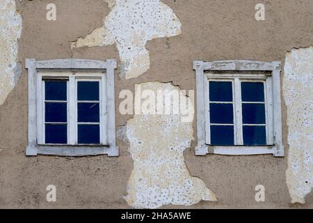 allemagne,bavière,quartier altötting,maison vide,en besoin de rénovation,dommage plâtre,deux fenêtres,peinture pelée,détail Banque D'Images