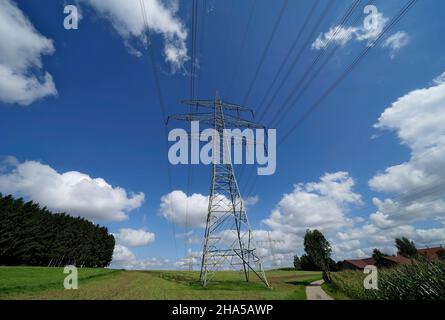 allemagne,bavière,basse-bavière,landshut,pôle de puissance,ligne haute tension,champs Banque D'Images