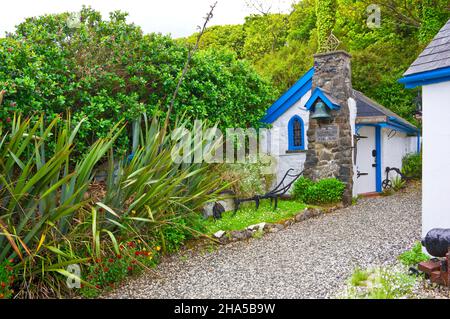 europe,irlande du nord,comté d'antrim,pont-jetée côte,église de st. gobban (la plus petite église d'irlande),ballintoy Banque D'Images