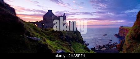 europe,irlande du nord,comté d'antrim,pont-jetée côte,ciel nocturne sur le château de dunluce Banque D'Images