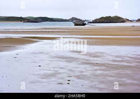 europe,république d'irlande,comté donegal,zone intertidale sur la plage de sable de la baie de gweedore près de bunbeg, naufrage 'cara na mara' sur le banc de sable à la plage de magheraclogher Banque D'Images