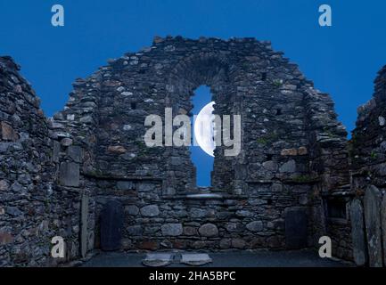 europe,république d'irlande,comté de wicklow,complexe de monastère de glendalough,cathédrale ruine,nuit de lune Banque D'Images