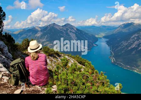 la femme d'âge moyen bénéficie de la vue de bärenkopf (1991m),achensee,sur la gauche seebergspitze et seekarspitze,sur la droite rofan montagnes,tyrol,autriche Banque D'Images