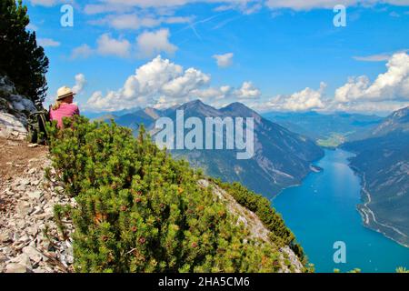 la femme d'âge moyen bénéficie de la vue de bärenkopf (1991m),achensee,sur la gauche seebergspitze et seekarspitze,sur la droite rofan montagnes,tyrol,autriche Banque D'Images