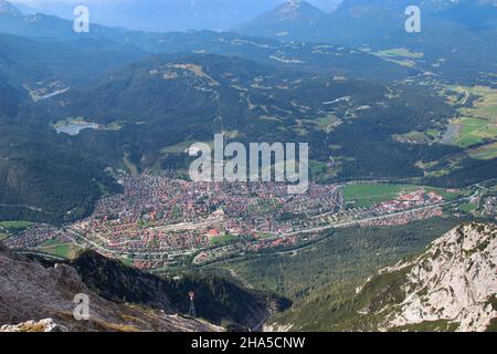 mittenwald,vue de la station de montagne du karwendelbahn à mittenwald,kranzberg, werdenfelser land,haute-bavière,bavière,allemagne,europe Banque D'Images