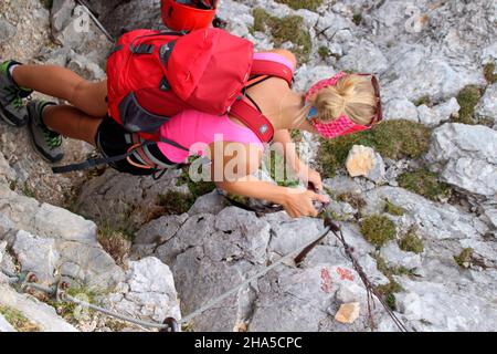 jeunes femmes en montagne tour au-dessus de la mittenwalder höhenweg à brunnsteinspitze,allemagne,bavière,haute-bavière,mittenwald, Banque D'Images