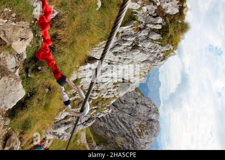 mousqueton avec corde de sécurité lors de la visite en montagne au-dessus de la mittenwald höhenweg à brunnsteinspitze,allemagne,bavière,haute-bavière,mittenwald, Banque D'Images