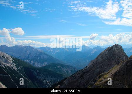 tour de montagne au-dessus de la mittenwalder höhenweg à la brunnsteinspitze, vue vers l'autriche, a quitté le pleisen, derrière le haut gleirsch, allemagne, bavière, haute-bavière, mittenwald, zone frontalière Banque D'Images