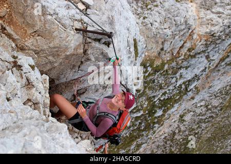 la jeune femme rit dans la caméra, lors d'une excursion en montagne au-dessus de la mittenwalder höhenweg à la brunnsteinspitze, allemagne, bavière, haute-bavière, mittenwald, Banque D'Images