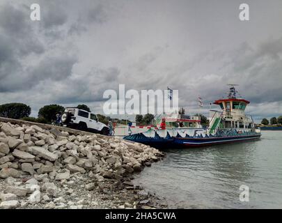 ferry sur le rhin avec humeur nuageuse. Banque D'Images