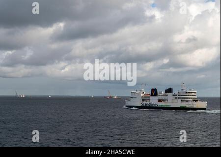 ferry de vogelfluglinie devant les navires de construction pour le tunnel de la ceinture Banque D'Images