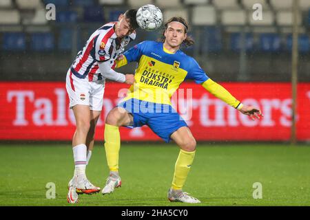TILBURG, PAYS-BAS - JANVIER 10 : Nikolaos Michelis de Willem II remporte un titre défensif contre Roberts Uldrikis de SC Cambuur lors du match hollandais entre Willem II et SC Cambuur à Koning Willem II Stadion le 10 janvier 2021 à Tilburg, pays-Bas (photo par Geert van Erven/Orange Pictures) Banque D'Images