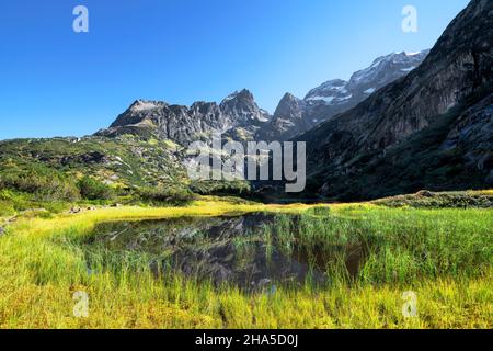 petit lac de montagne idyllique en face des montagnes rocheuses sauvages lors d'une journée ensoleillée d'été au-dessus de l'erstfeldertal. uri alpes, suisse, europe Banque D'Images