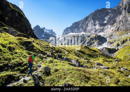 alpinistes en mouvement dans le paysage alpin de montagne en été près d'erstfeld. uri alpes,suisse,europe Banque D'Images