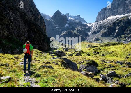 alpinistes dans un paysage de montagne alpine en été près d'erstfeld. uri alpes,suisse,europe Banque D'Images