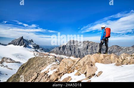 mountaineer dans un paysage de haute montagne alpine bénéficie de la vue sur le brut spannort un jour ensoleillé en automne. uri alpes, suisse, europe Banque D'Images