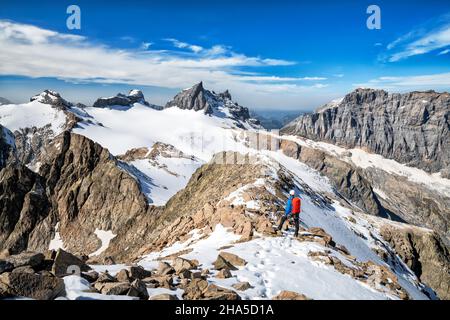 mountaineer dans un paysage de montagne alpine bénéficie de la vue sur le brut spannort un jour ensoleillé en automne. uri alpes, suisse, europe Banque D'Images