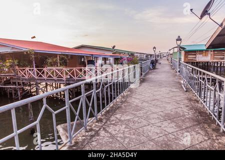 Tanjung Aru village aquatique près de Kota Kinabalu, Sabah, Malaisie Banque D'Images