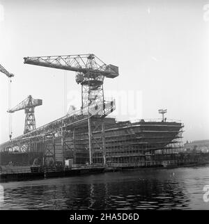 Gdañsk, 1969-12-07.W Stoczni Gdañskiej im.Lenina budowane s¹ statki dla armatorów krajowych i zagranicznych.NZ. na pochylni wydzia³u K-3 budowany jest kad³ub kolejnego statku towarowego. mta PAP/Janusz UklejewskiGdansk, 7 février 1969.Le chantier naval Lénine de Gdansk construit des navires pour les propriétaires de navires polonais et étrangers.Photo : un autre navire construit sur la cale du département de K3. mta PAP/Janusz Uklejewski Banque D'Images