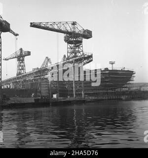 Gdañsk, 1969-12-07.W Stoczni Gdañskiej im.Lenina budowane s¹ statki dla armatorów krajowych i zagranicznych.NZ. na pochylni wydzia³u K-3 budowany jest kad³ub kolejnego statku towarowego. mta PAP/Janusz UklejewskiGdansk, 7 février 1969.Le chantier naval Lénine de Gdansk construit des navires pour les propriétaires de navires polonais et étrangers.Photo : un autre navire construit sur la cale du département de K3. mta PAP/Janusz Uklejewski Banque D'Images