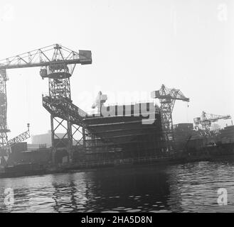 Gdañsk, 1969-12-07.W Stoczni Gdañskiej im.Lenina budowane s¹ statki dla armatorów krajowych i zagranicznych.NZ. na pochylni wydzia³u K-3 budowany jest kad³ub kolejnego statku towarowego. mta PAP/Janusz UklejewskiGdansk, 7 février 1969.Le chantier naval Lénine de Gdansk construit des navires pour les propriétaires de navires polonais et étrangers.Photo : un autre navire construit sur la cale du département de K3. mta PAP/Janusz Uklejewski Banque D'Images