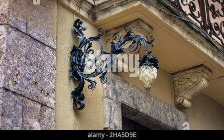 lampe de rue à perpignan. Banque D'Images