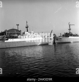 Gdañsk, 1969-12-07.W Stoczni Gdañskiej im.s¹ m.in. Statki rybackie dla armatorów krajowych i zagranicznych.Na zamówienie armatora rumuñskiego W stoczni powsta³y dwa chaludrerie przetwórnie typu B-22.Wyposa¿anie nowo wybudowanych chalullerów przy nabrze¿u wyposa¿eniowym stoczni. mta PAP/Janusz UklejewskiGdansk, 7 décembre 1969.Le chantier naval Lénine de Gdansk construit des bateaux de pêche pour les propriétaires de navires polonais et étrangers.Le chantier naval bue deux chalutiers d'usine B-22 commandés par un propriétaire de navire roumain.Photo : équiper les chalutiers nouvellement construits. mta PAP/Janusz Uklejewsk Banque D'Images