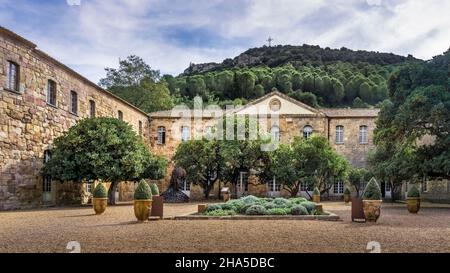 cour de louis xiv de l'abbaye de sainte marie de fontfroide près de narbonne. ancienne abbaye cistercienne fondée en 1093. Banque D'Images