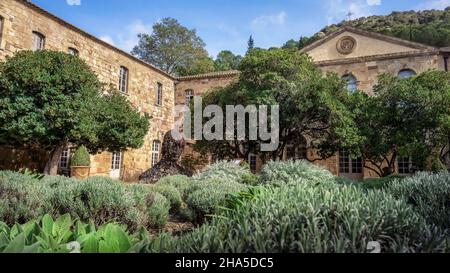 cour de louis xiv de l'abbaye de sainte marie de fontfroide près de narbonne. ancienne abbaye cistercienne fondée en 1093. Banque D'Images