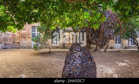 cour de louis xiv de l'abbaye de sainte marie de fontfroide près de narbonne. ancienne abbaye cistercienne fondée en 1093. sculpture de l'immortel (2020) par freddy tsimba, Banque D'Images