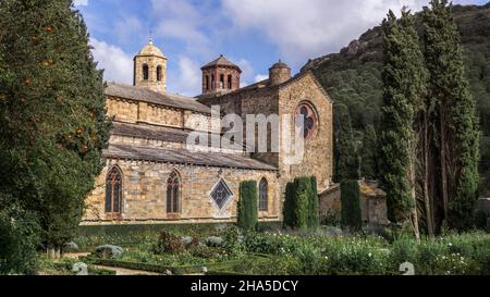 côté sud de l'abbaye sainte marie de fontfroide près de narbonne. ancienne abbaye cistercienne fondée en 1093. Banque D'Images