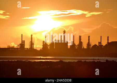 Terminal pétrolier de ConocoPhillips et horizon industriel à Seal Sands, Teesside, Royaume-Uni, pendant un magnifique coucher de soleil. Photographié depuis South Gare. Banque D'Images