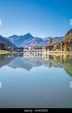 masare hameau dans la municipalité d'alleghe avec lac alleghe et le pape cima en arrière-plan,dolomites,vue automnale,province de belluno,vénétie,italie Banque D'Images