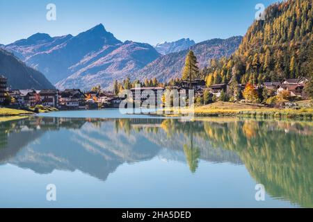 masare hameau dans la municipalité d'alleghe avec lac alleghe et le pape cima en arrière-plan,dolomites,vue automnale,province de belluno,vénétie,italie Banque D'Images