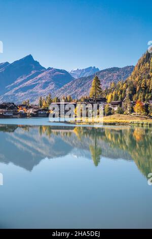 masare hameau dans la municipalité d'alleghe avec lac alleghe et le pape cima en arrière-plan,dolomites,vue automnale,province de belluno,vénétie,italie Banque D'Images