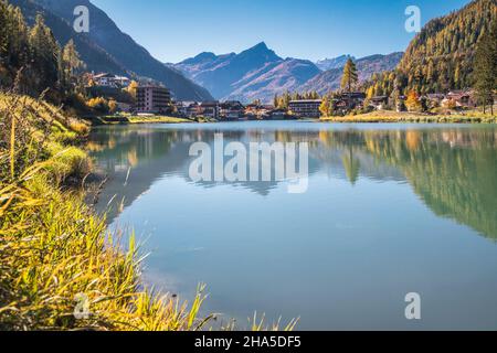 masare hameau dans la municipalité d'alleghe avec lac alleghe et le pape cima en arrière-plan,dolomites,vue automnale,province de belluno,vénétie,italie Banque D'Images