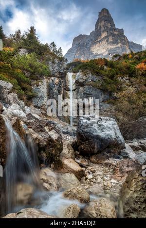 petite chute d'eau dans la vallée de la corpassa dominée par la tour de trieste, le groupe de civetta, les dolomites, le taibon agordino, province de belluno, vénétie, italie Banque D'Images