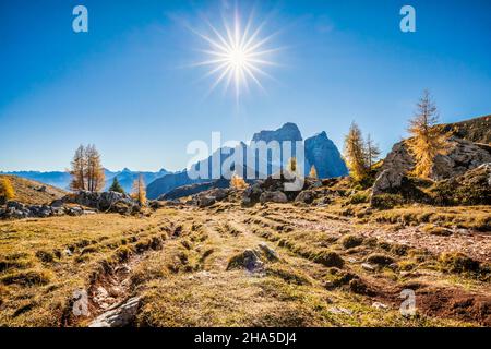 mont pelmo en automne comme vu près de forcella col duro,dolomites,province de belluno,vénétie,italie Banque D'Images
