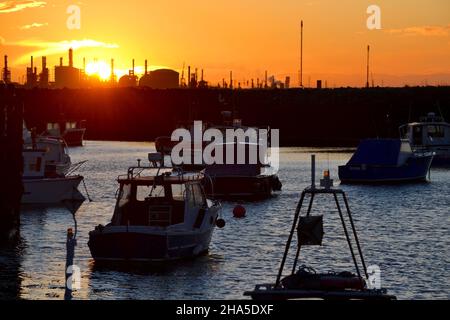 Coucher de soleil à Paddy's Hole, South Gare, Redcar, Teesside.Teesside Freeport et le complexe chimique Seal Sands sont visibles au loin. Banque D'Images