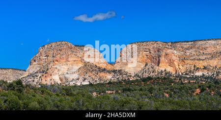 Formations rocheuses le long de Johnson Canyon Road, Johnson Canyon, Kanab, Utah Banque D'Images