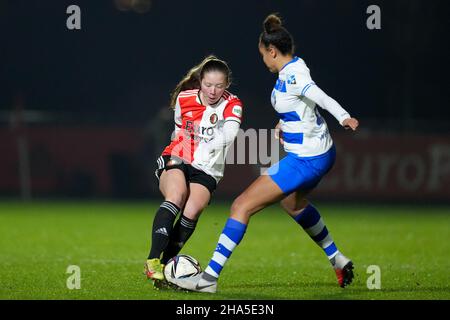 ROTTERDAM, PAYS-BAS - DÉCEMBRE 10: Romee van de Lavoir de Feyenoord Rotterdam, Licia Darnoud de PEC Zwolle pendant le match Pure Energie Eredivisie Vrouwen entre Feyenoord Rotterdam et PEC Zwolle à Nieuw Varkenoord le 10 décembre 2021 à Rotterdam, pays-Bas (photo de Yannick Verhoeven/PEC Orange Pictures) Banque D'Images