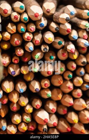 stand de vente au marché de noël à wiesbaden, artisanat, crayons de couleur bois Banque D'Images