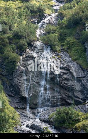 autriche,kleinwalsertal,chute d'eau au bout du gemsteltal. Banque D'Images